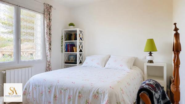 VILLARDONNEL – Villa de plain-pied avec garage, 4 chambres et bureau, sur un terrain de 3 577 m² avec vue dégagée sur la Montagne Noire.