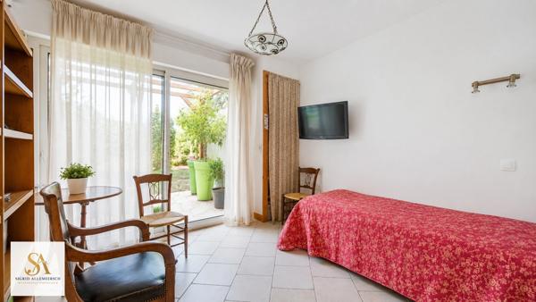 VILLARDONNEL – Villa de plain-pied avec garage, 4 chambres et bureau, sur un terrain de 3 577 m² avec vue dégagée sur la Montagne Noire.