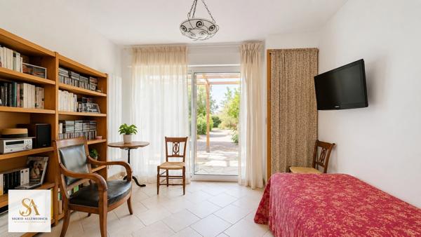 VILLARDONNEL – Villa de plain-pied avec garage, 4 chambres et bureau, sur un terrain de 3 577 m² avec vue dégagée sur la Montagne Noire.