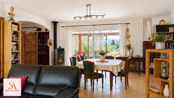 VILLARDONNEL – Villa de plain-pied avec garage, 4 chambres et bureau, sur un terrain de 3 577 m² avec vue dégagée sur la Montagne Noire.