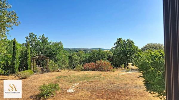 VILLARDONNEL – Villa de plain-pied avec garage, 4 chambres et bureau, sur un terrain de 3 577 m² avec vue dégagée sur la Montagne Noire.