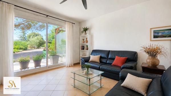 VILLARDONNEL – Villa de plain-pied avec garage, 4 chambres et bureau, sur un terrain de 3 577 m² avec vue dégagée sur la Montagne Noire.