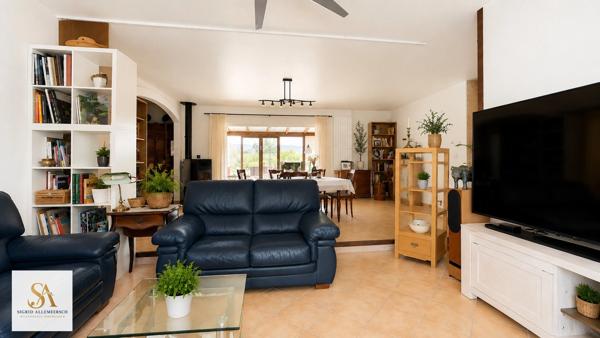 VILLARDONNEL – Villa de plain-pied avec garage, 4 chambres et bureau, sur un terrain de 3 577 m² avec vue dégagée sur la Montagne Noire.