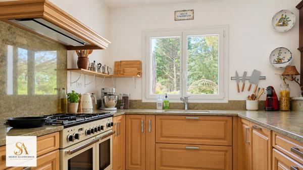 VILLARDONNEL – Villa de plain-pied avec garage, 4 chambres et bureau, sur un terrain de 3 577 m² avec vue dégagée sur la Montagne Noire.