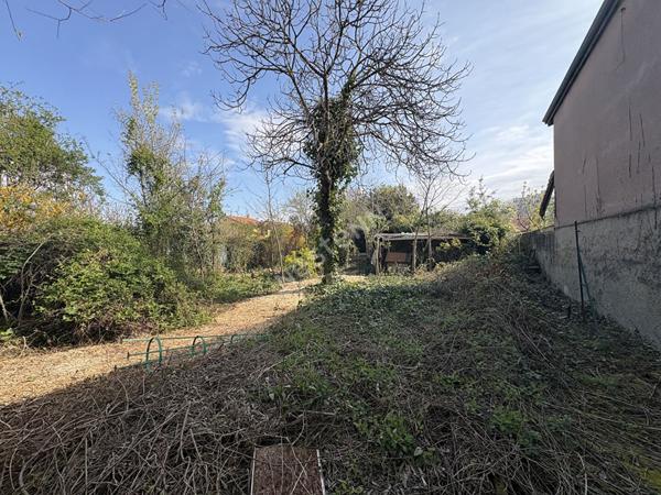 Terrains à vendre de 444m² sur le secteur de Vaulx en Velin Centre.