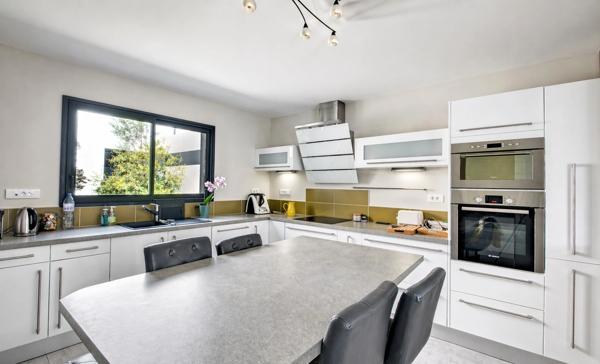 MARSILLY, Villa contemporaine de plain-pied, 4 chambres, avec piscine, sans vis à vis, à deux pas de l’océan