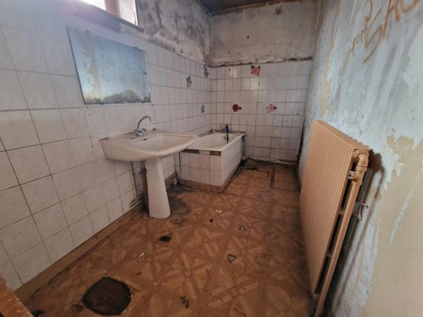 Maison à vendre 4 pièces proche de VITTEL (88) avec partie dépendances et terrain de 532 m2