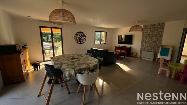 Maison de plain-pied lumineuse avec 3 chambres, vaste pièce de vie et grand jardin paysager