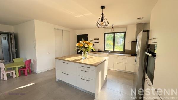 Maison de plain-pied lumineuse avec 3 chambres, vaste pièce de vie et grand jardin paysager
