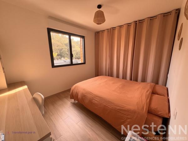 Maison de plain-pied lumineuse avec 3 chambres, vaste pièce de vie et grand jardin paysager