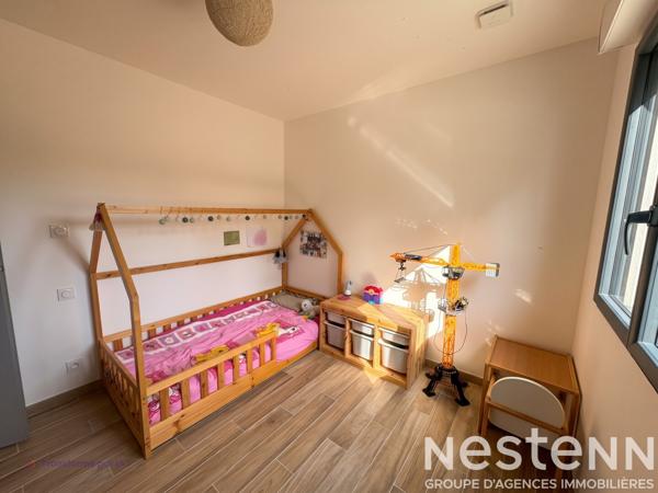 Maison de plain-pied lumineuse avec 3 chambres, vaste pièce de vie et grand jardin paysager