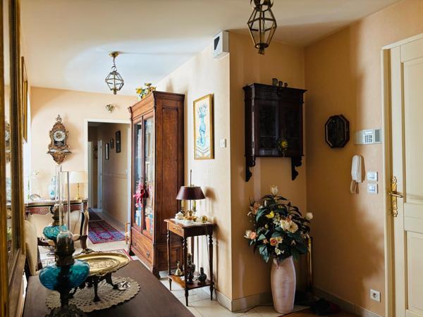 SUPERBE VILLA BOURGEOISE DE STYLE RETHAIS DE 180 M2 SUR UN TERRAIN CLOS ET ARBORE DE 1122 M2. A 15 MN DE LA