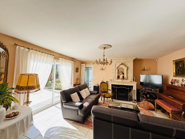 SUPERBE VILLA BOURGEOISE DE STYLE RETHAIS DE 180 M2 SUR UN TERRAIN CLOS ET ARBORE DE 1122 M2. A 15 MN DE LA