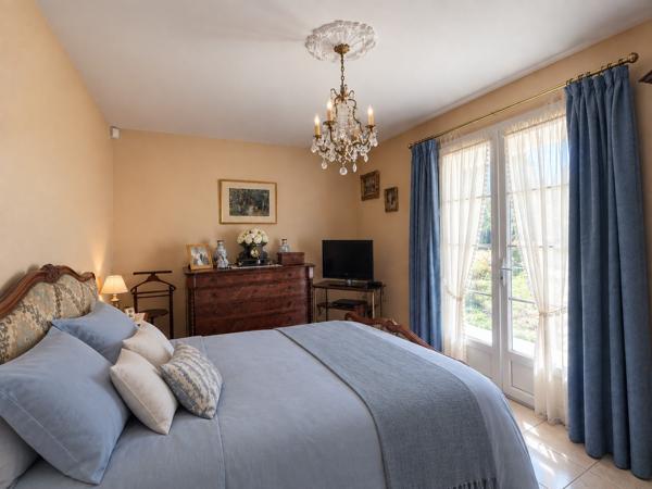 SUPERBE VILLA BOURGEOISE DE STYLE RETHAIS DE 180 M2 SUR UN TERRAIN CLOS ET ARBORE DE 1122 M2. A 15 MN DE LA