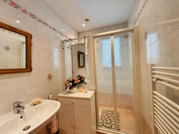 SUPERBE VILLA BOURGEOISE DE STYLE RETHAIS DE 180 M2 SUR UN TERRAIN CLOS ET ARBORE DE 1122 M2. A 15 MN DE LA