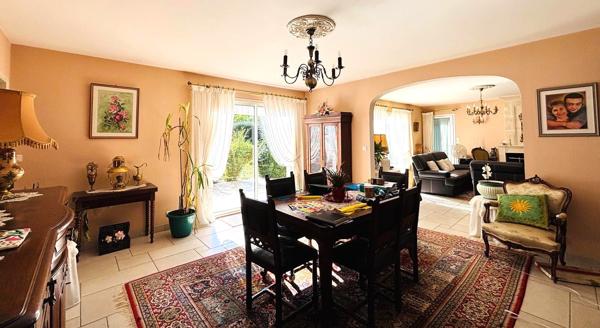 SUPERBE VILLA BOURGEOISE DE STYLE RETHAIS DE 180 M2 SUR UN TERRAIN CLOS ET ARBORE DE 1122 M2. A 15 MN DE LA
