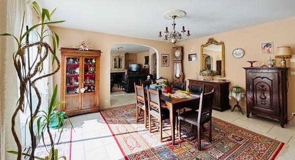 SUPERBE VILLA BOURGEOISE DE STYLE RETHAIS DE 180 M2 SUR UN TERRAIN CLOS ET ARBORE DE 1122 M2. A 15 MN DE LA
