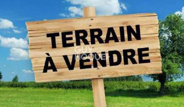 A VENDRE : Etables - Terrain proche bourg