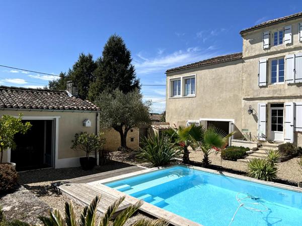 Maison Saint Genis D Hiersac 8 pièce(s) 270 m2