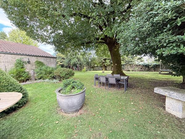 Maison Saint Genis D Hiersac 8 pièce(s) 270 m2