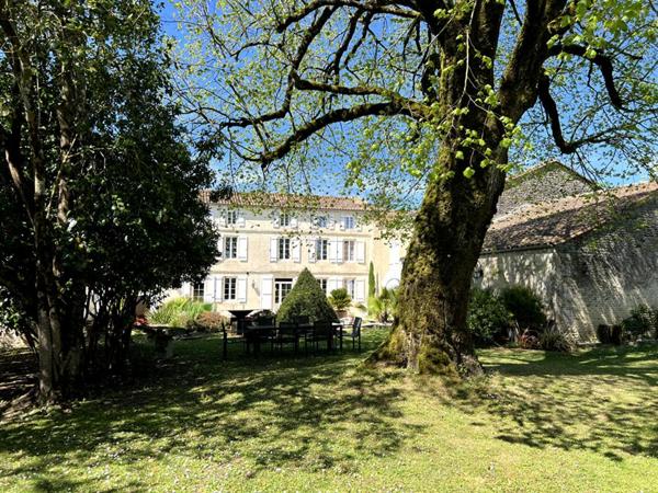 Maison Saint Genis D Hiersac 8 pièce(s) 270 m2