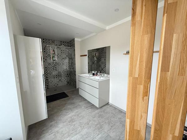 Maison Saint Genis D Hiersac 8 pièce(s) 270 m2