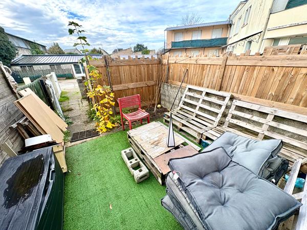 APPARTEMENT T2 A LOUER - BLOIS - DUPLEX, COUR & PLACE DE PARKING PRIVATIVES