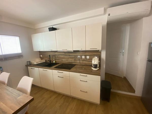 A VENDRE : NICE OUEST - Investissement locatif : 4 chambres avec salle d'eau/WC, espace de vie commun.