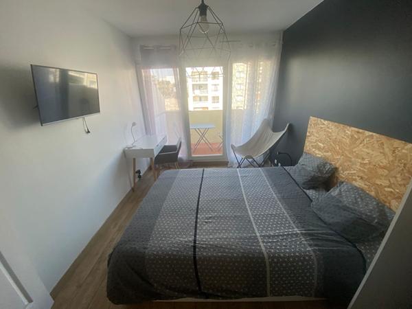 A VENDRE : NICE OUEST - Investissement locatif : 4 chambres avec salle d'eau/WC, espace de vie commun.