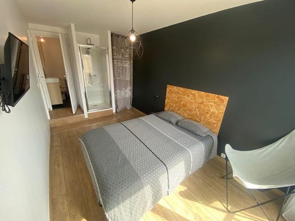 A VENDRE : NICE OUEST - Investissement locatif : 4 chambres avec salle d'eau/WC, espace de vie commun.