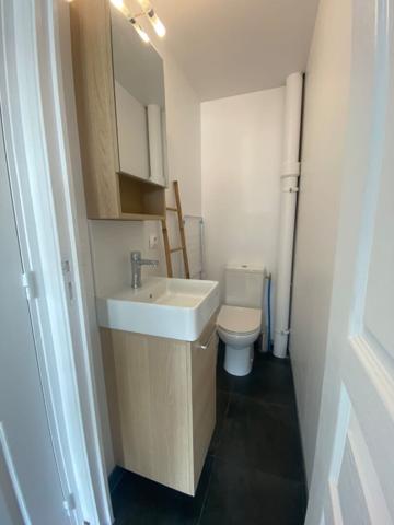 A VENDRE : NICE OUEST - Investissement locatif : 4 chambres avec salle d'eau/WC, espace de vie commun.