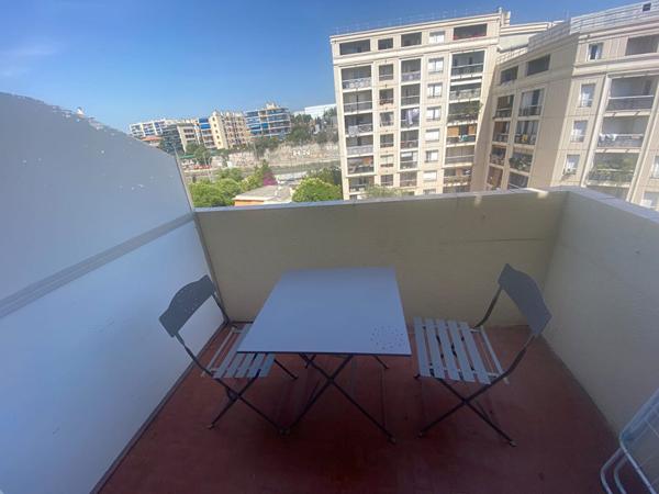 A VENDRE : NICE OUEST - Investissement locatif : 4 chambres avec salle d'eau/WC, espace de vie commun.