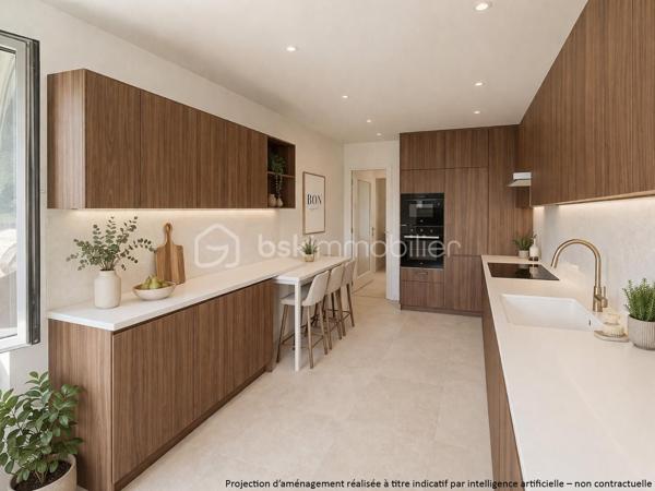 Situé au 1er étage avec ascenseur d'une résidence entretenue, à proximité immédiate des commerces, transports et commodités, découvrez ce spacieux appartement T5 offrant de beaux volumes et un fort potentiel.
Il se compose d'une entrée avec placard, d'une cuisine indépendante avec accès à une première loggia, d'un vaste séjour double lumineux ouvrant sur une seconde loggia de belle dimension, de trois chambres, d'une salle d'eau, d'un WC indépendant ainsi que d'un dégagement équipé d'un grand placard de rangement.
Traversant et lumineux, cet appartement séduira les acquéreurs en quête d'espace et de fonctionnalité. Un rafraîchissement général permettra de le remettre au goût du jour et de révéler tout son potentiel.
Une cave, un garage fermé et une place de stationnement privative complètent ce bien.
À découvrir sans tarder.