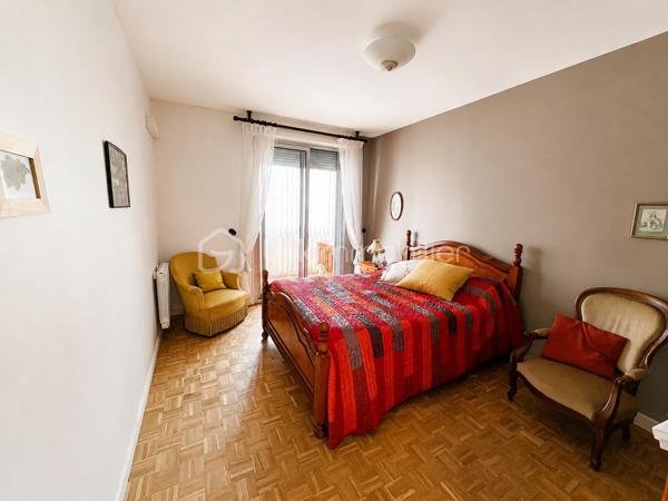 Situé au 1er étage avec ascenseur d'une résidence entretenue, à proximité immédiate des commerces, transports et commodités, découvrez ce spacieux appartement T5 offrant de beaux volumes et un fort potentiel.
Il se compose d'une entrée avec placard, d'une cuisine indépendante avec accès à une première loggia, d'un vaste séjour double lumineux ouvrant sur une seconde loggia de belle dimension, de trois chambres, d'une salle d'eau, d'un WC indépendant ainsi que d'un dégagement équipé d'un grand placard de rangement.
Traversant et lumineux, cet appartement séduira les acquéreurs en quête d'espace et de fonctionnalité. Un rafraîchissement général permettra de le remettre au goût du jour et de révéler tout son potentiel.
Une cave, un garage fermé et une place de stationnement privative complètent ce bien.
À découvrir sans tarder.