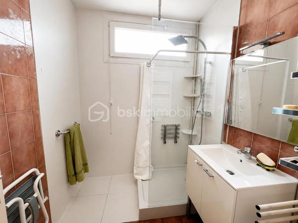 Situé au 1er étage avec ascenseur d'une résidence entretenue, à proximité immédiate des commerces, transports et commodités, découvrez ce spacieux appartement T5 offrant de beaux volumes et un fort potentiel.
Il se compose d'une entrée avec placard, d'une cuisine indépendante avec accès à une première loggia, d'un vaste séjour double lumineux ouvrant sur une seconde loggia de belle dimension, de trois chambres, d'une salle d'eau, d'un WC indépendant ainsi que d'un dégagement équipé d'un grand placard de rangement.
Traversant et lumineux, cet appartement séduira les acquéreurs en quête d'espace et de fonctionnalité. Un rafraîchissement général permettra de le remettre au goût du jour et de révéler tout son potentiel.
Une cave, un garage fermé et une place de stationnement privative complètent ce bien.
À découvrir sans tarder.