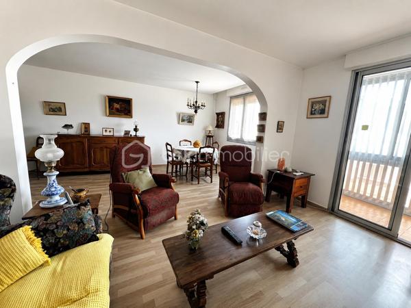 Situé au 1er étage avec ascenseur d'une résidence entretenue, à proximité immédiate des commerces, transports et commodités, découvrez ce spacieux appartement T5 offrant de beaux volumes et un fort potentiel.
Il se compose d'une entrée avec placard, d'une cuisine indépendante avec accès à une première loggia, d'un vaste séjour double lumineux ouvrant sur une seconde loggia de belle dimension, de trois chambres, d'une salle d'eau, d'un WC indépendant ainsi que d'un dégagement équipé d'un grand placard de rangement.
Traversant et lumineux, cet appartement séduira les acquéreurs en quête d'espace et de fonctionnalité. Un rafraîchissement général permettra de le remettre au goût du jour et de révéler tout son potentiel.
Une cave, un garage fermé et une place de stationnement privative complètent ce bien.
À découvrir sans tarder.