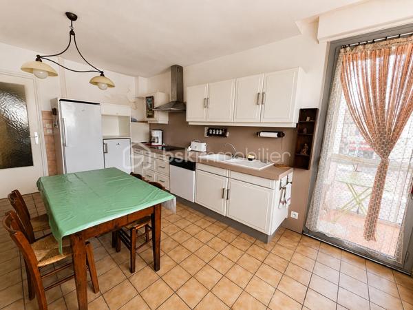 Situé au 1er étage avec ascenseur d'une résidence entretenue, à proximité immédiate des commerces, transports et commodités, découvrez ce spacieux appartement T5 offrant de beaux volumes et un fort potentiel.
Il se compose d'une entrée avec placard, d'une cuisine indépendante avec accès à une première loggia, d'un vaste séjour double lumineux ouvrant sur une seconde loggia de belle dimension, de trois chambres, d'une salle d'eau, d'un WC indépendant ainsi que d'un dégagement équipé d'un grand placard de rangement.
Traversant et lumineux, cet appartement séduira les acquéreurs en quête d'espace et de fonctionnalité. Un rafraîchissement général permettra de le remettre au goût du jour et de révéler tout son potentiel.
Une cave, un garage fermé et une place de stationnement privative complètent ce bien.
À découvrir sans tarder.