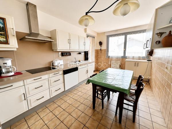 Situé au 1er étage avec ascenseur d'une résidence entretenue, à proximité immédiate des commerces, transports et commodités, découvrez ce spacieux appartement T5 offrant de beaux volumes et un fort potentiel.
Il se compose d'une entrée avec placard, d'une cuisine indépendante avec accès à une première loggia, d'un vaste séjour double lumineux ouvrant sur une seconde loggia de belle dimension, de trois chambres, d'une salle d'eau, d'un WC indépendant ainsi que d'un dégagement équipé d'un grand placard de rangement.
Traversant et lumineux, cet appartement séduira les acquéreurs en quête d'espace et de fonctionnalité. Un rafraîchissement général permettra de le remettre au goût du jour et de révéler tout son potentiel.
Une cave, un garage fermé et une place de stationnement privative complètent ce bien.
À découvrir sans tarder.