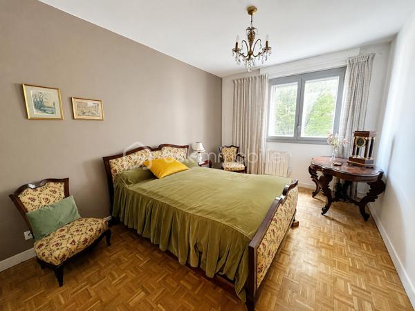 Situé au 1er étage avec ascenseur d'une résidence entretenue, à proximité immédiate des commerces, transports et commodités, découvrez ce spacieux appartement T5 offrant de beaux volumes et un fort potentiel.
Il se compose d'une entrée avec placard, d'une cuisine indépendante avec accès à une première loggia, d'un vaste séjour double lumineux ouvrant sur une seconde loggia de belle dimension, de trois chambres, d'une salle d'eau, d'un WC indépendant ainsi que d'un dégagement équipé d'un grand placard de rangement.
Traversant et lumineux, cet appartement séduira les acquéreurs en quête d'espace et de fonctionnalité. Un rafraîchissement général permettra de le remettre au goût du jour et de révéler tout son potentiel.
Une cave, un garage fermé et une place de stationnement privative complètent ce bien.
À découvrir sans tarder.