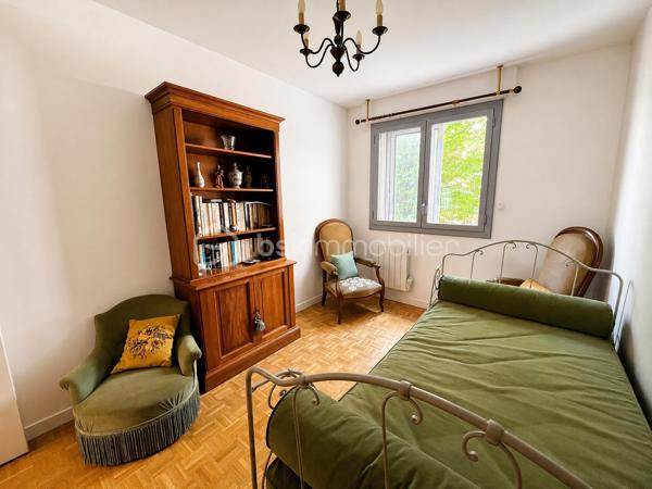 Situé au 1er étage avec ascenseur d'une résidence entretenue, à proximité immédiate des commerces, transports et commodités, découvrez ce spacieux appartement T5 offrant de beaux volumes et un fort potentiel.
Il se compose d'une entrée avec placard, d'une cuisine indépendante avec accès à une première loggia, d'un vaste séjour double lumineux ouvrant sur une seconde loggia de belle dimension, de trois chambres, d'une salle d'eau, d'un WC indépendant ainsi que d'un dégagement équipé d'un grand placard de rangement.
Traversant et lumineux, cet appartement séduira les acquéreurs en quête d'espace et de fonctionnalité. Un rafraîchissement général permettra de le remettre au goût du jour et de révéler tout son potentiel.
Une cave, un garage fermé et une place de stationnement privative complètent ce bien.
À découvrir sans tarder.
