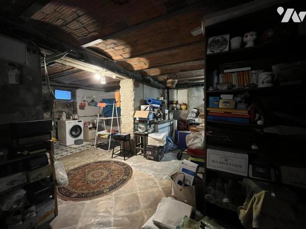 En exclusivité à Tinqueux, à proximité immédiate de l'ensemble des commerces, maison en pierre ...