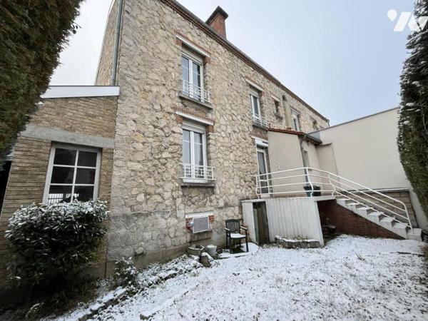 En exclusivité à Tinqueux, à proximité immédiate de l'ensemble des commerces, maison en pierre ...