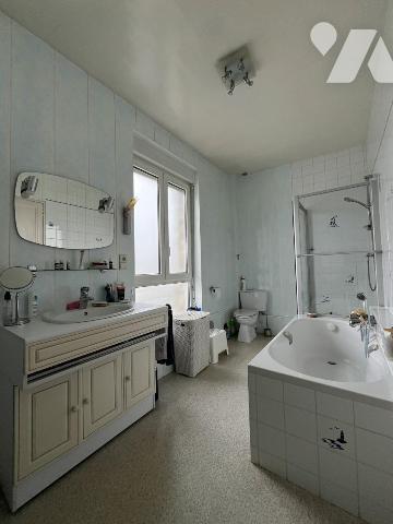 En exclusivité à Tinqueux, à proximité immédiate de l'ensemble des commerces, maison en pierre ...