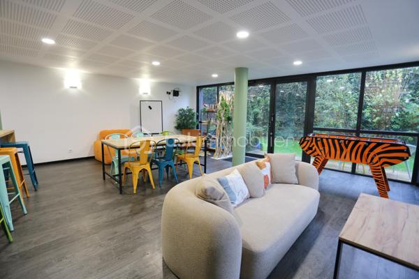 Antoine Rafart BSK immobilier vous présente cet bel appartement T1 en résidence service étudiante.
C'est un placement et investissement idéal, car une société de gestion se charge de trouver vos locataires, étudier les dossiers des candidats, et garantir vos loyers par un bail commercial. Un dispositif fiscal vous permet une déduction importante d'impôts.
La rentabilité est d'environ 5% par an.

Cet appartement, situé au premier étage de la résidence, se compose d'une entrée, d'un séjour avec coin cuisine, rangement, salle d'eau, wc.
Les résidants profitent d'un bel environnement de coworking, wifi, salle de sport, buanderie, enclos pour les vélos,
Cet immeuble est sécurisé par une personne en conciergerie, un portail, un interphone, et une sécurisation 24/24.

Pour tout renseignement supplémentaire, contactez Antoine Rafart BSK Immobilier 06 85 60 29 26