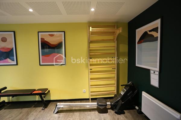 Antoine Rafart BSK immobilier vous présente cet bel appartement T1 en résidence service étudiante.
C'est un placement et investissement idéal, car une société de gestion se charge de trouver vos locataires, étudier les dossiers des candidats, et garantir vos loyers par un bail commercial. Un dispositif fiscal vous permet une déduction importante d'impôts.
La rentabilité est d'environ 5% par an.

Cet appartement, situé au premier étage de la résidence, se compose d'une entrée, d'un séjour avec coin cuisine, rangement, salle d'eau, wc.
Les résidants profitent d'un bel environnement de coworking, wifi, salle de sport, buanderie, enclos pour les vélos,
Cet immeuble est sécurisé par une personne en conciergerie, un portail, un interphone, et une sécurisation 24/24.

Pour tout renseignement supplémentaire, contactez Antoine Rafart BSK Immobilier 06 85 60 29 26