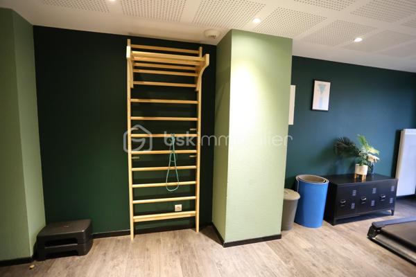 Antoine Rafart BSK immobilier vous présente cet bel appartement T1 en résidence service étudiante.
C'est un placement et investissement idéal, car une société de gestion se charge de trouver vos locataires, étudier les dossiers des candidats, et garantir vos loyers par un bail commercial. Un dispositif fiscal vous permet une déduction importante d'impôts.
La rentabilité est d'environ 5% par an.

Cet appartement, situé au premier étage de la résidence, se compose d'une entrée, d'un séjour avec coin cuisine, rangement, salle d'eau, wc.
Les résidants profitent d'un bel environnement de coworking, wifi, salle de sport, buanderie, enclos pour les vélos,
Cet immeuble est sécurisé par une personne en conciergerie, un portail, un interphone, et une sécurisation 24/24.

Pour tout renseignement supplémentaire, contactez Antoine Rafart BSK Immobilier 06 85 60 29 26