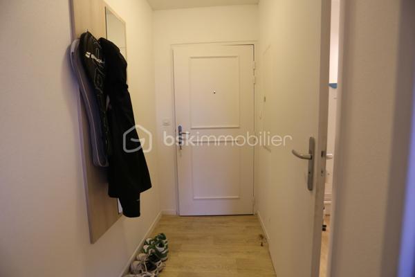 Antoine Rafart BSK immobilier vous présente cet bel appartement T1 en résidence service étudiante.
C'est un placement et investissement idéal, car une société de gestion se charge de trouver vos locataires, étudier les dossiers des candidats, et garantir vos loyers par un bail commercial. Un dispositif fiscal vous permet une déduction importante d'impôts.
La rentabilité est d'environ 5% par an.

Cet appartement, situé au premier étage de la résidence, se compose d'une entrée, d'un séjour avec coin cuisine, rangement, salle d'eau, wc.
Les résidants profitent d'un bel environnement de coworking, wifi, salle de sport, buanderie, enclos pour les vélos,
Cet immeuble est sécurisé par une personne en conciergerie, un portail, un interphone, et une sécurisation 24/24.

Pour tout renseignement supplémentaire, contactez Antoine Rafart BSK Immobilier 06 85 60 29 26