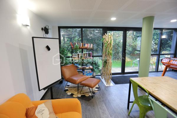 Antoine Rafart BSK immobilier vous présente cet bel appartement T1 en résidence service étudiante.
C'est un placement et investissement idéal, car une société de gestion se charge de trouver vos locataires, étudier les dossiers des candidats, et garantir vos loyers par un bail commercial. Un dispositif fiscal vous permet une déduction importante d'impôts.
La rentabilité est d'environ 5% par an.

Cet appartement, situé au premier étage de la résidence, se compose d'une entrée, d'un séjour avec coin cuisine, rangement, salle d'eau, wc.
Les résidants profitent d'un bel environnement de coworking, wifi, salle de sport, buanderie, enclos pour les vélos,
Cet immeuble est sécurisé par une personne en conciergerie, un portail, un interphone, et une sécurisation 24/24.

Pour tout renseignement supplémentaire, contactez Antoine Rafart BSK Immobilier 06 85 60 29 26