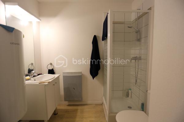 Antoine Rafart BSK immobilier vous présente cet bel appartement T1 en résidence service étudiante.
C'est un placement et investissement idéal, car une société de gestion se charge de trouver vos locataires, étudier les dossiers des candidats, et garantir vos loyers par un bail commercial. Un dispositif fiscal vous permet une déduction importante d'impôts.
La rentabilité est d'environ 5% par an.

Cet appartement, situé au premier étage de la résidence, se compose d'une entrée, d'un séjour avec coin cuisine, rangement, salle d'eau, wc.
Les résidants profitent d'un bel environnement de coworking, wifi, salle de sport, buanderie, enclos pour les vélos,
Cet immeuble est sécurisé par une personne en conciergerie, un portail, un interphone, et une sécurisation 24/24.

Pour tout renseignement supplémentaire, contactez Antoine Rafart BSK Immobilier 06 85 60 29 26