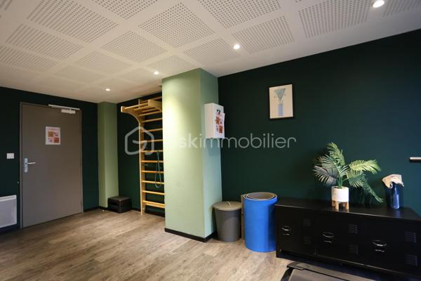 Antoine Rafart BSK immobilier vous présente cet bel appartement T1 en résidence service étudiante.
C'est un placement et investissement idéal, car une société de gestion se charge de trouver vos locataires, étudier les dossiers des candidats, et garantir vos loyers par un bail commercial. Un dispositif fiscal vous permet une déduction importante d'impôts.
La rentabilité est d'environ 5% par an.

Cet appartement, situé au premier étage de la résidence, se compose d'une entrée, d'un séjour avec coin cuisine, rangement, salle d'eau, wc.
Les résidants profitent d'un bel environnement de coworking, wifi, salle de sport, buanderie, enclos pour les vélos,
Cet immeuble est sécurisé par une personne en conciergerie, un portail, un interphone, et une sécurisation 24/24.

Pour tout renseignement supplémentaire, contactez Antoine Rafart BSK Immobilier 06 85 60 29 26
